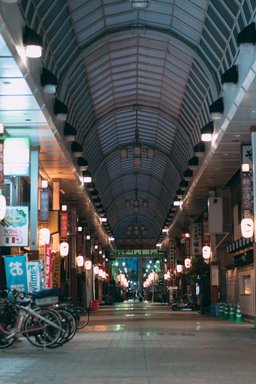 誰もいない夜の浅草アーケード街の商店街風景