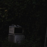 不法投棄された電子レンジと冷蔵庫の写真