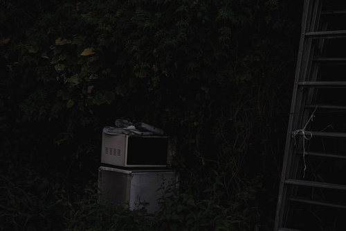 不法投棄された電子レンジと冷蔵庫