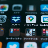 スマートフォンのホーム画面に並ぶアプリ一覧の写真