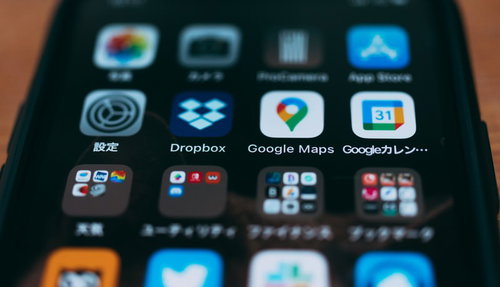 スマートフォンのホーム画面に並ぶアプリ一覧