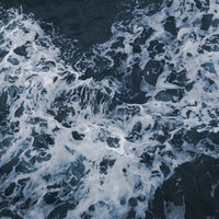 泡立つ波のテクスチャ 白波と水しぶきの動的質感の写真