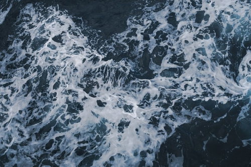 泡立つ波のテクスチャ 白波と水しぶきの動的質感