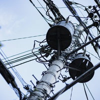 電柱に設置されている柱上変圧器の写真