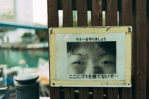 マナーは守りましょう、ここにゴミを捨てないでの注意喚起看板