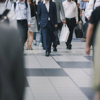 駅前の人混みラッシュ時の通勤風景と往来する多くの歩行者の写真