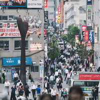 平日の通勤時間帯、品川駅の港南口前の人混みの写真