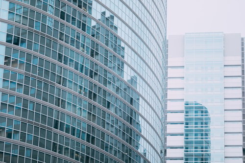品川駅前のオフィス窓から見える高層ビル群