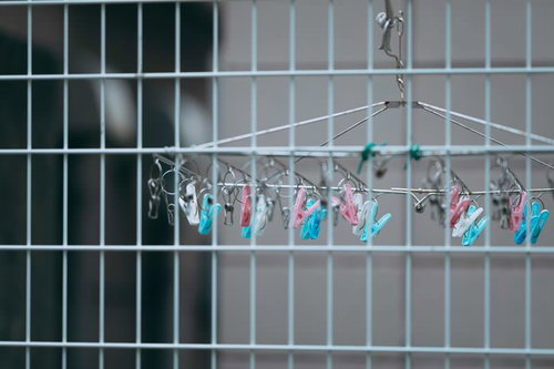 金属製の柵越しに吊り下げられたピンチハンガー