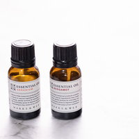 白いラベルが貼られたエッセンシャルオイルの瓶の写真