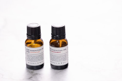 白いラベルが貼られたエッセンシャルオイルの瓶