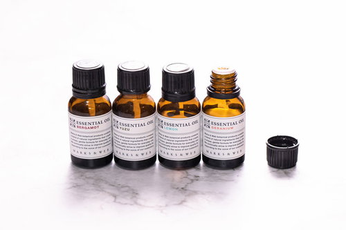 白いラベル付きの琥珀色エッセンシャルオイルシリーズ