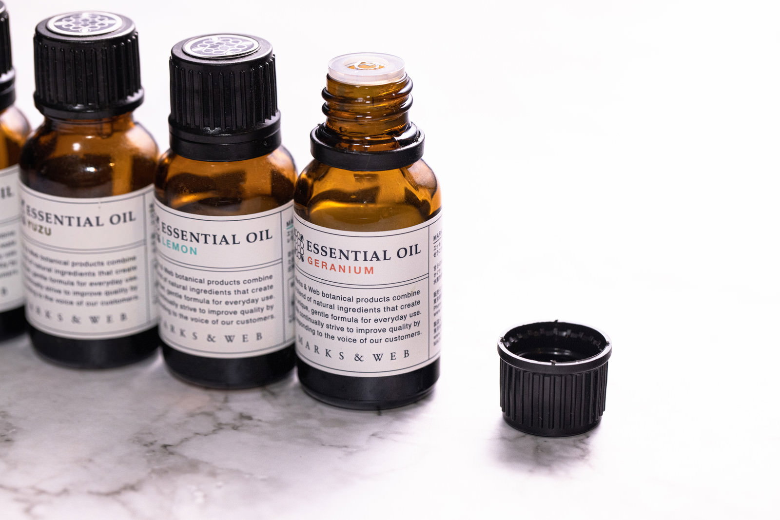 蓋が開いた状態のエッセンシャルオイルの瓶が複数並んでいる