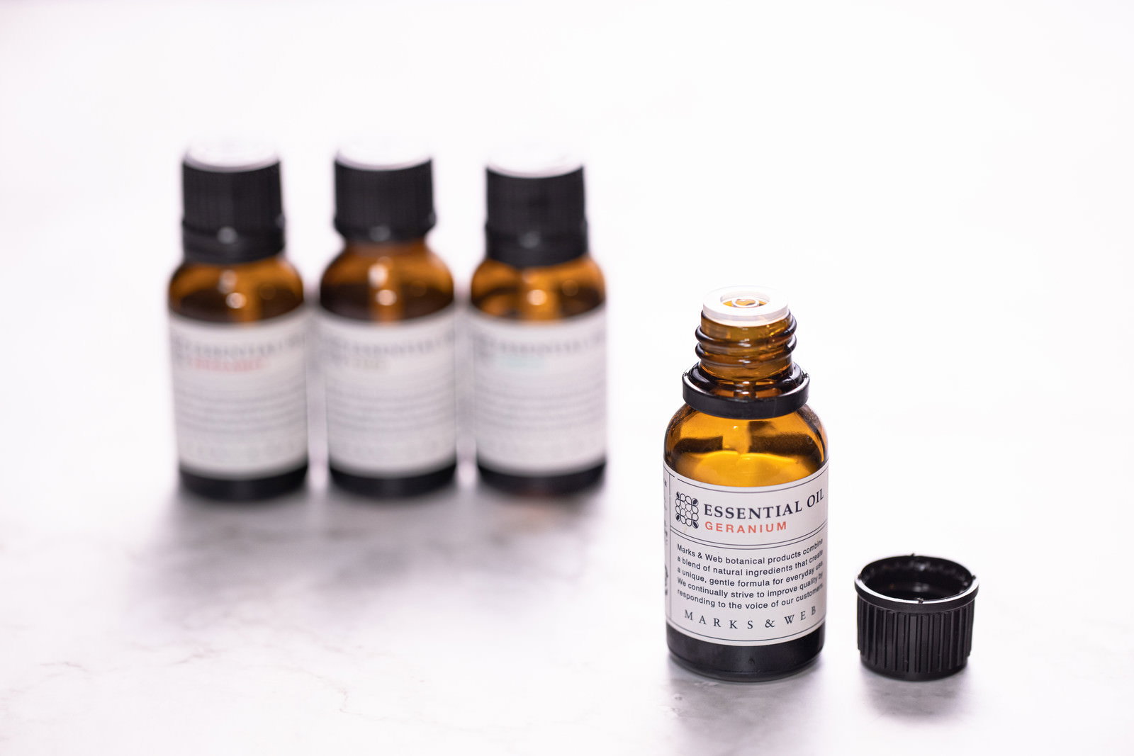 茶色のガラス瓶に入ったエッセンシャルオイルが数本並んでいる