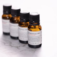 琥珀色の瓶に詰めたエッセンシャルオイルを並べたアロマの写真