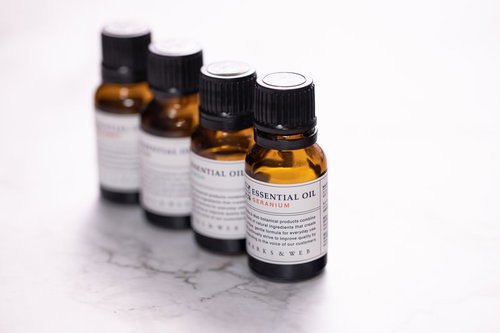 琥珀色の瓶に詰めたエッセンシャルオイルを並べたアロマ