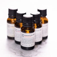 白いラベル付きの茶色いガラス瓶に入ったアロマオイルの写真