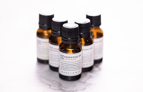 白いラベル付きの茶色いガラス瓶に入ったアロマオイル