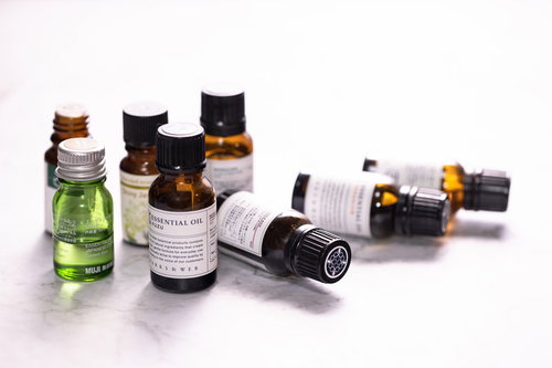 卓上に散乱したエッセンシャルオイルの小瓶