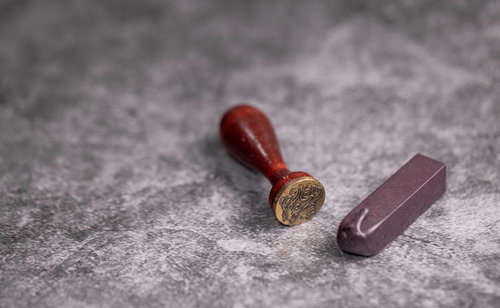 赤い封蝋とシーリングスタンプの写真