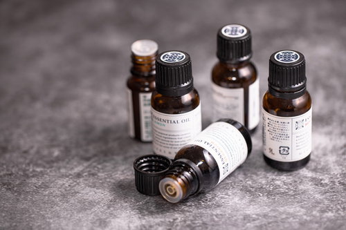 試嗅されて蓋の開いたままのエッセンシャルオイル