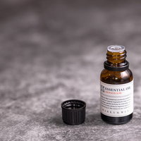 試嗅用に蓋の開いた茶色の小瓶のエッセンシャルオイルの写真