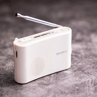 コンクリートの床に置かれた白いラジオのアンテナの写真