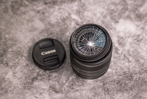 レンズフィルターごとに異なるヒビの入ったレンズ