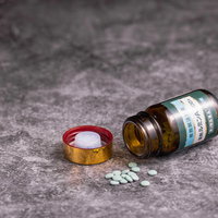 蓋の開いたルミンAの小瓶から溢れ出た黄色い錠剤の写真