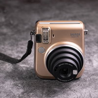 instax miniチェキ、ローズゴールドのインスタントカメラの写真