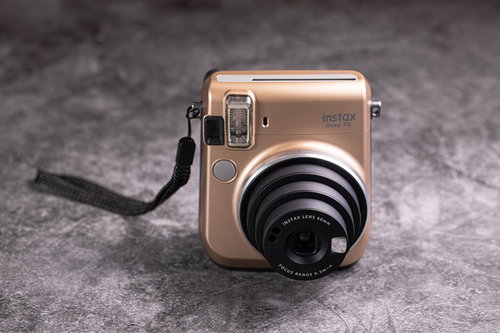 instax miniチェキ、ローズゴールドのインスタントカメラ