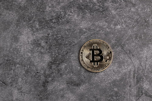 コンクリート床に置き忘れた金貨のようなビットコイン