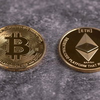 ビットコインとイーサリアムの金色コイン比較の写真
