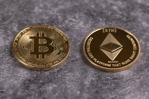 ビットコインとイーサリアムの金色コイン比較