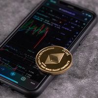 スマートフォンの下降トレンドチャートとイーサリアムコインの下落の写真