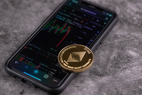 スマートフォンの下降トレンドチャートとイーサリアムコインの下落