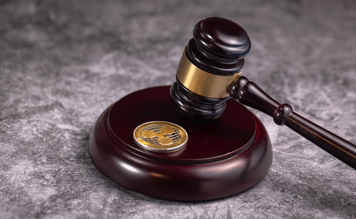 ジャッジガベルに打たれるリップルコイン、仮想通貨の法的規制