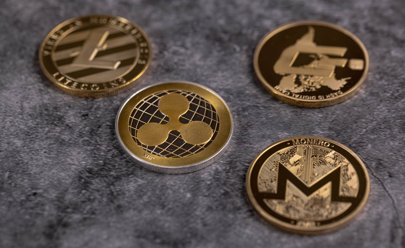 金色の暗号通貨コイン4枚が並んだ様子