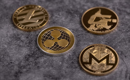 集めた四枚の暗号通貨コイン（LTC、DASH、XRP、XMR）