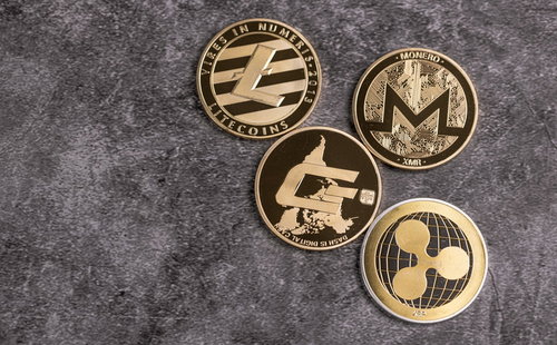 黄金色に輝く四枚の暗号通貨コイン（LTC,DASH,XRP,XMR）