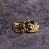 重なり合ったビットコインとイーサリアムのコインの写真