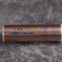 茶色く積み重ねられた十円硬貨の束の写真