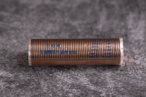 茶色く積み重ねられた十円硬貨の束