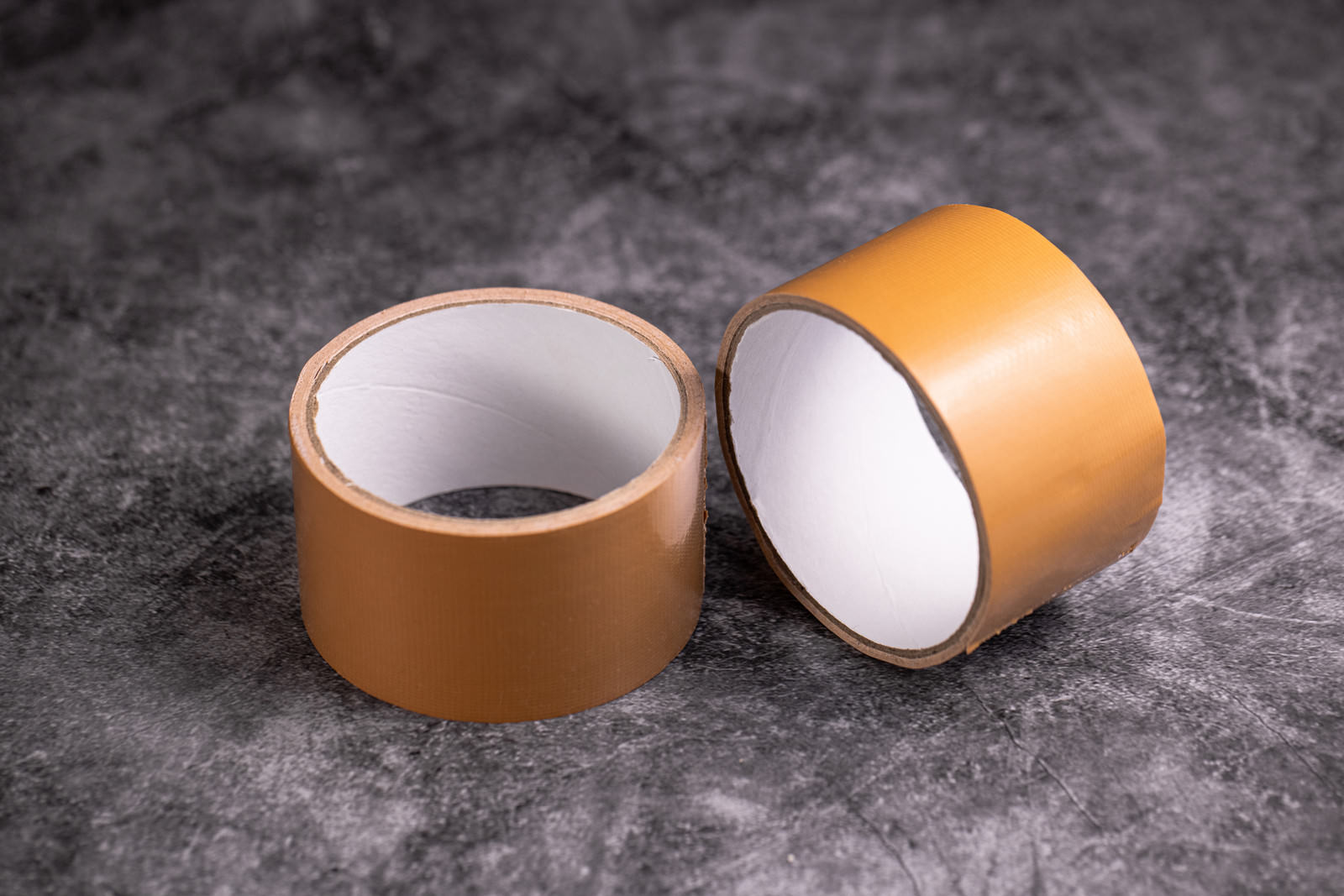 使いかけの茶色いガムテープ2個