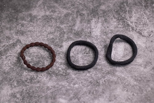 三種類のヘアゴム、茶色と黒色の異なる質感と太さ