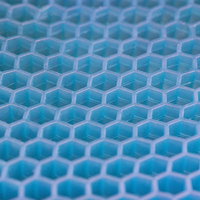 青色の立体的なハニカム構造の幾何学パターンの写真
