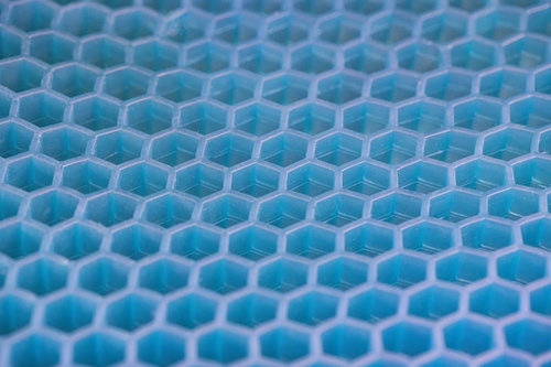 青色の立体的なハニカム構造の幾何学パターン