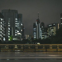 雨の夜の御茶ノ水とオフィスビル群の写真