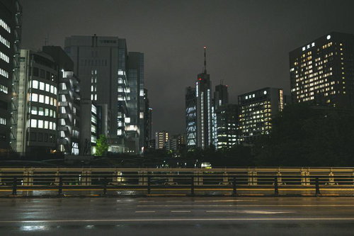 雨の夜の御茶ノ水とオフィスビル群