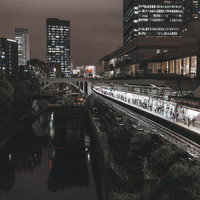 夜の御茶ノ水駅ホームと神田川の写真